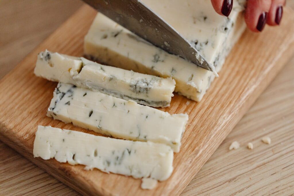 une bonne assiette avec plusieurs fromages