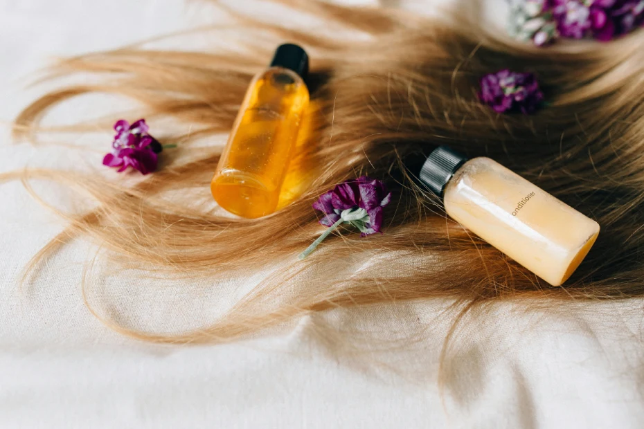 huiles essentielles déposées sur des cheveux