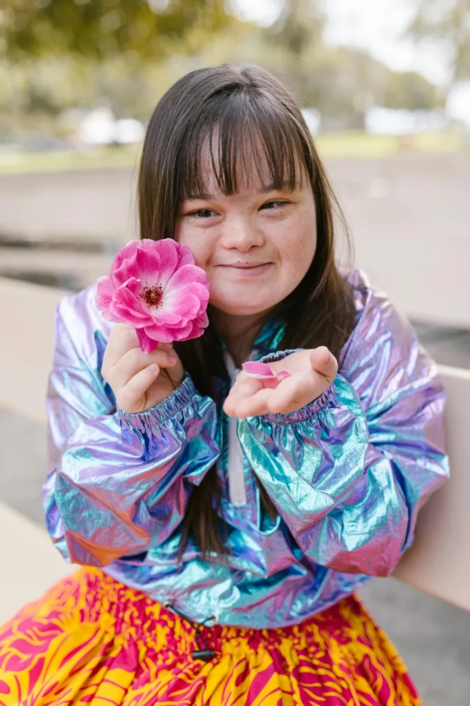 enfaut autiste avec une fleur